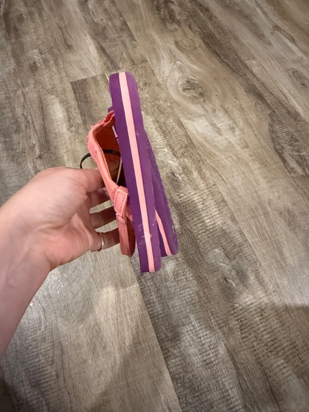 Reef Kids Coral Pink Strappy Flip Flops with Purple Footbed size 5/6